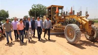 محافظ المنوفية يتفقد أعمال الرصف بمركز ومدينة الشهداء