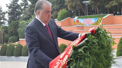 رئيس طاجيكستان يضع  أكاليل الزهور على النصب التذكارى