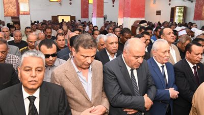 محافظا قنا والأقصر يشاركان في صلاة الجنازة وتشييع جثمان محمود بكري