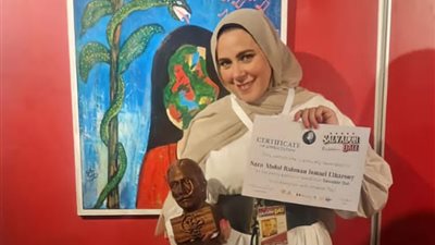 خاص| سارة تركي.. فنانة تشكيلية تبحث عن هويتها في زمن السراب