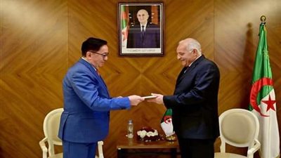 وزير الخارجية الجزائري يتسلم نسخا من أوراق اعتماد السفيرين الجديدين