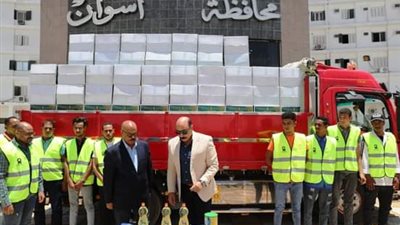 محافظ أسوان يتفقد حافلة مساعدات المواد الغذائية