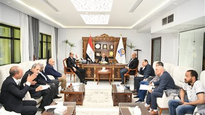 محافظ قنا يبحث آليات استكمال مشروع الصرف الصناعي لمصنع الورق بقوص 