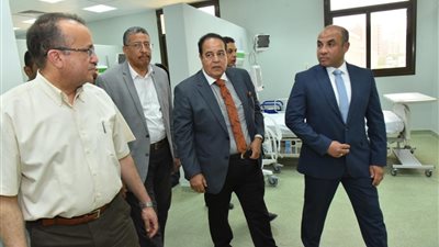 الإعلامي جمال الشاعر يزور المدينة الطبية بجامعة أسيوط 