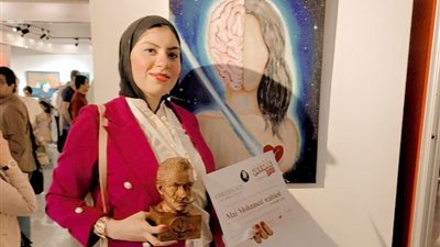 خاص| مي وحيد.. فنانة تشكيلية تجسد امرأة مقاومة ومتحدية بالنور والألم