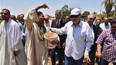 محافظ أسيوط يتابع عمليات توريد القمح من المزارعين
