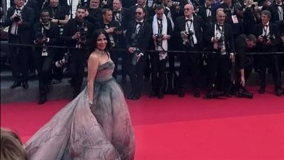 كالسندريلا.. منى زكي تخطف الأنظار في حفل افتتاح مهرجان كان السينمائي