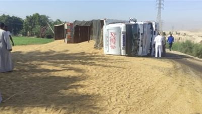 إصابة 3 أشخاص فى انقلاب تريلا محملة بالقمح بقنا 