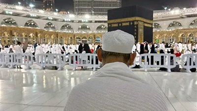سرًا.. شيخ الأزهر يصلي في صحن الحرم المكي بعد انتهائه من مناسك العمرة