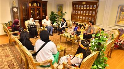 محافظ أسيوط يشجع طلاب مدرسة راهبات نوتردام على المشاركة في المبادرات الرئاسية