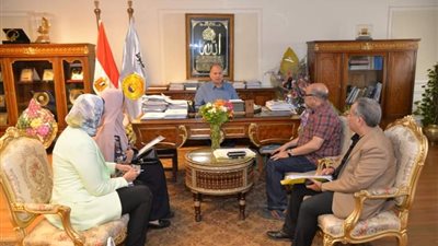 محافظ أسيوط يتابع تنفيذ المبادرات الرئاسية في قطاع الصحة 