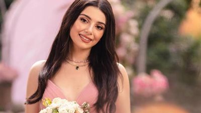 ماريتا الحلاني تودع العزوبية بإطلالة ناعمة باللون الوردي