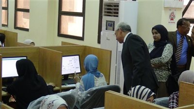 رئيس جامعة المنيا يتفقد سير الامتحانات لطلاب الأسنان والصيدلة