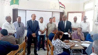 وكيل التعليم يتابع أعمال التصحيح داخل لجان كنترول المنيا