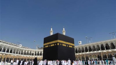 ما حكم ارتداء الرجل قناعًا طبيًّا وهو محرم؟.. الإفتاء تجيب