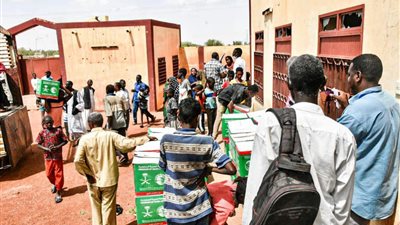 مركز الملك سلمان للإغاثة يوزع 75 سلة غذائية بولاية الجزيرة السودانية