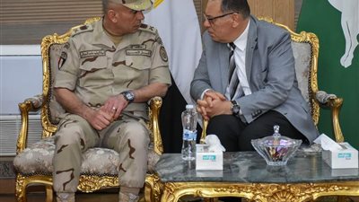 محافظ الشرقية يلتقي قائد قوات الدفاع الشعبي والعسكري لبحث التنسيق والتعاون