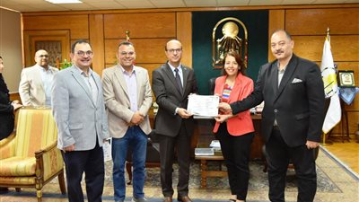 جامعة أسيوط تكرم المتميزين في الخدمات الإلكترونية بين كلياتها