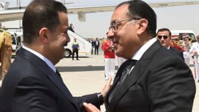 رئيس الوزراء يستقبل نظيره العراقي بمطار القاهرة