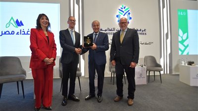 رئيس غرفة الصناعات الغذائية يكرم وزير التموين والتجارة الداخلية 