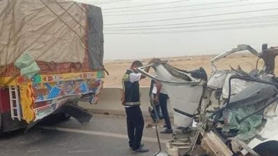 مأساة على الطريق الصحراوي.. مصرع 15 وإصابة 2 في تصادم تريلا وميكروباص