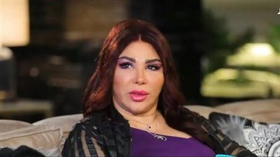غادة إبراهيم تعلق بسخرية على قميص أحمد سعد الشفاف