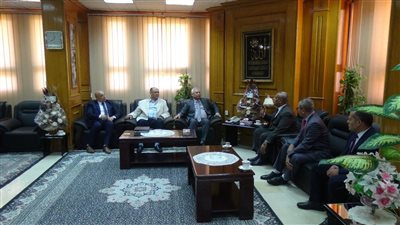 رئيس جامعة المنيا يستقبل وفد الهيئة العامة للبريد المصري لبحث سبل تعزيز التعاون