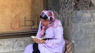 أسفل الشمس الحارقة.. أولياء أمور الثانوية العامة بالمصحف والسبحة أمام المدارس