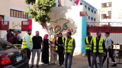 مستقبل وطن بقسم أول أسيوط يوزع مياه وحلوى على طلاب الثانوية العامة 
