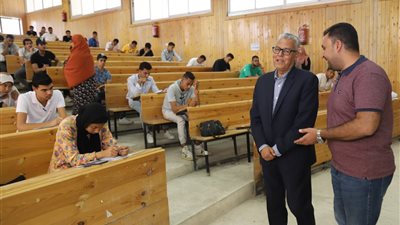 رئيس جامعة جنوب الوادي يتفقد سير امتحانات نهاية العام