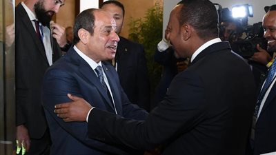 الرئيس السيسي يصافح رئيس وزراء إثيوبيا خلال قمة ميثاق التمويل العالمي الجديد بفرنسا