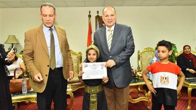 محافظ أسيوط يشيد بمواهب أطفال روضات مدارس متميزة ويمنحهم شهادات تقدير