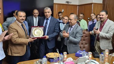 وفد أوزبكي يلتقي رئيس النقابة العامة للعاملين بالمرافق العامة