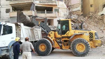 صور مروعة لانهيار عقار الإسكندرية..  واستمرار البحث عن ناجين تحت الأنقاض