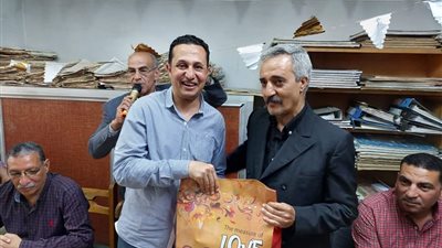 لبلوغه سن المعاش.. تكريم وكيل إدارة الموارد البشرية بشباب ورياضة الشرقية