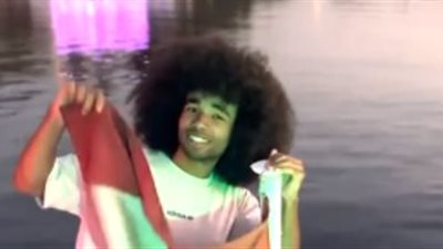 نويل روبنسون يستكشف أسوان برقصاته الشهيرة في فيديو من الشركة المتحدة