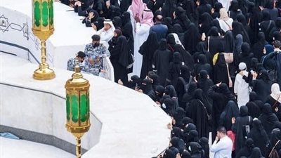 حكاية مؤنسات الحرم المكي يظهرن كل عام في يوم عرفة حول الكعبة