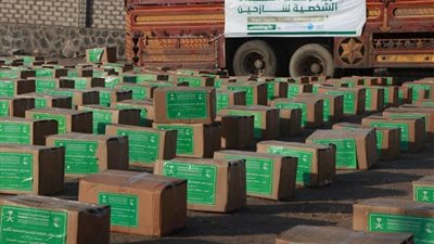 مركز الملك سلمان يوزع حقائب إيوائية لمتضرري الفيضانات في محافظات اليمن