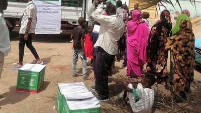 مركز الملك سلمان للإغاثة يوزع سلال غذائية في ولايات السودان   