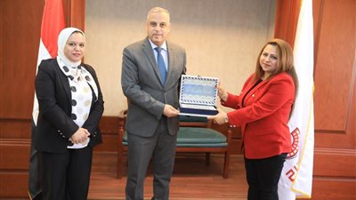 محافظ سوهاج يكرم المتبرعين بالدم في اليوم العالمي  لهم