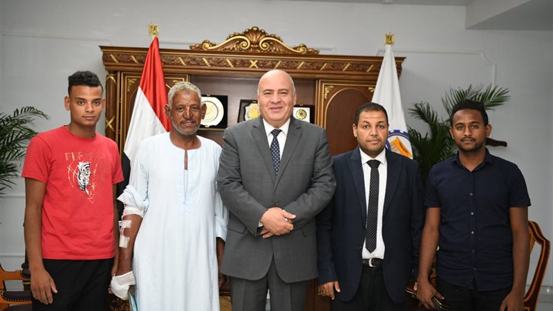 محافظ قنا يكرم بطل