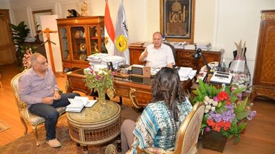 محافظ أسيوط يناقش الموقف التنفيذى لمشروع مجمع الصناعات الحرفية 