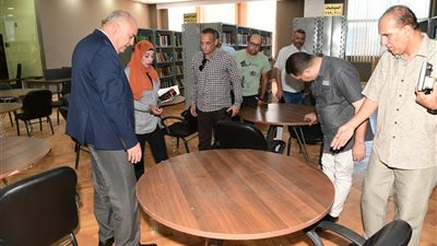 للوقوف على مستوي الخدمات المقدمة للقراء.. محافظ قنا يتفقد مكتبة مصر العامة