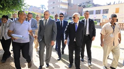 صور.. وزير التعليم ومحافظ سوهاج يتفقدان لجان امتحانات الثانوية العامة