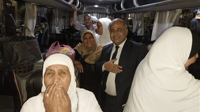 صور.. وكيل تضامن سوهاج يستقبل الحجاج العائدين من الأراضي المقدسة