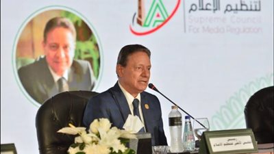انتهاك للخصوصية والأخلاق..  كرم جبر يطالب بحذف صورة إيمان البحر درويش المريض