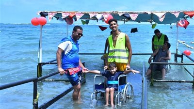 محافظ الإسكندرية: الشواطئ على أتم الاستعداد لاستقبال ذوى الهمم بالمجان 