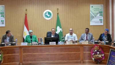 محافظ الشرقية يكرم 34 من العاملين بالديوان العام