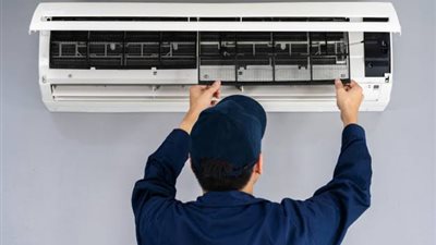 فنيو التكييف يستفيدون من موسمهم وسط شكاوى ارتفاع تكاليف الكهرباء