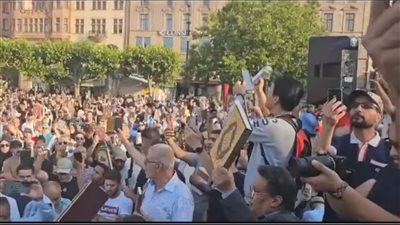 بصوت يعلو المكان مرددين بعض الآيات.. رد مسلمي السويد على حرق المصحف 